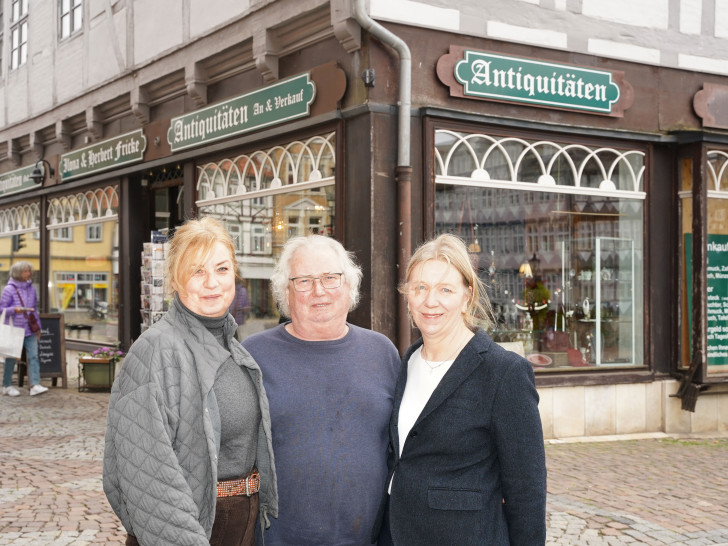 Herbert und Ilona Fricke (rechts) mit Mitarbeiterin Martina Hahne Hartwig (links) vor dem Antiquitäten-Geschäft am Stadtmarkt.