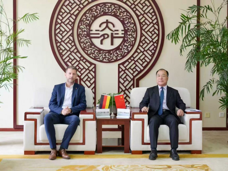 Oberbürgermeister Dennis Weilmann mit Dalians Oberbürgermeister Chen Shaowang.