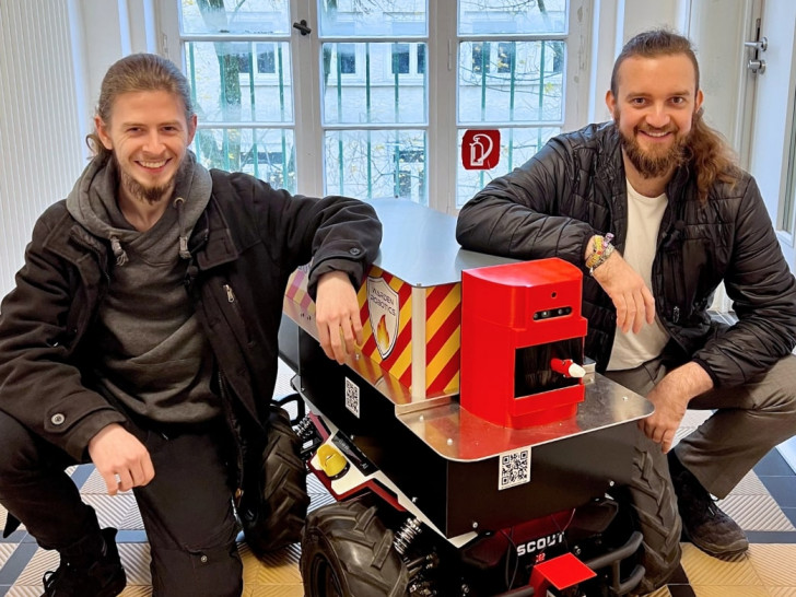 Lucas Dehmel (links) und Lukas Bartenstein haben im gemeinsamen Studiengang Digital Technologies der Ostfalia und der TU Clausthal studiert und sind Gründer des Start-ups Warden Robotics. Sie haben einen Roboter zur Feuererkennung und Brandbekämpfung entwickelt und konnten sich nun ein EXIST-Gründungsstipendium sichern.