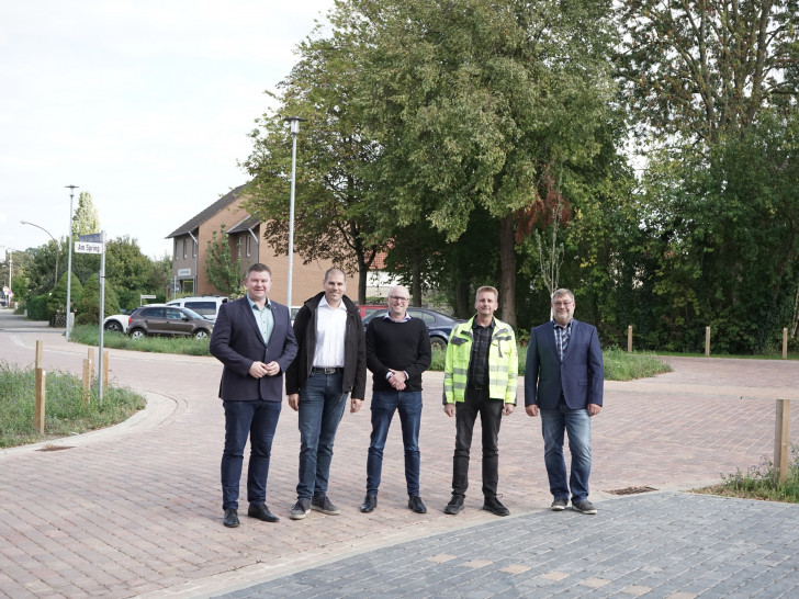 Nils Neuhäuser genannt Holtbrügge, Marco Köster, Carsten Hille, Peter Poetsch und Thomas Fricke auf dem neu gestalteten Platz an der Gerhard-Lukas-Straße (v. li.).