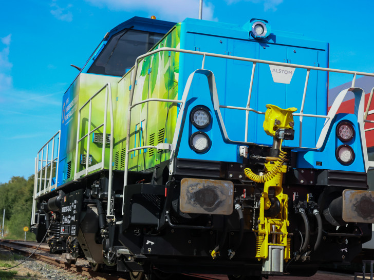 Alstom hat am Freitag in Salzgitter die weltweit erste Fahrt mit einer von Diesel- auf Wasserstoffantrieb umgerüsteten Rangierlokomotive durchgeführt.