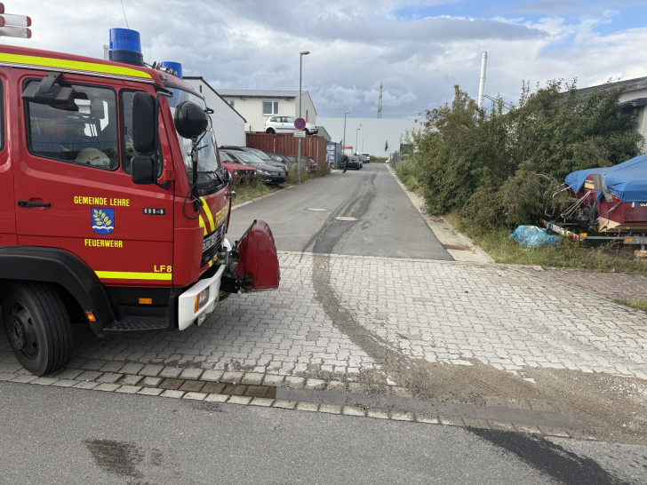 Am späten Freitagnachmittag wurde die Feuerwehr Flechtorf zu einer Betriebsmittelspur in die Nikolaus-Otto-Straße im  Gewerbegebiet Flechtorf alarmiert.