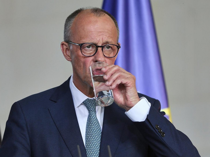 Friedrich Merz trinkt aus einem Glas Wasser - ohne Sprudel (Archiv)