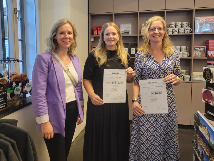 Morea Deden, Lea Dirks (beide Stiftung UNESCO-Welterbe im Harz) mit Judith von Hof, Leiterin der Tourist-Information, GOSLAR marketing gmbh (v. li.).