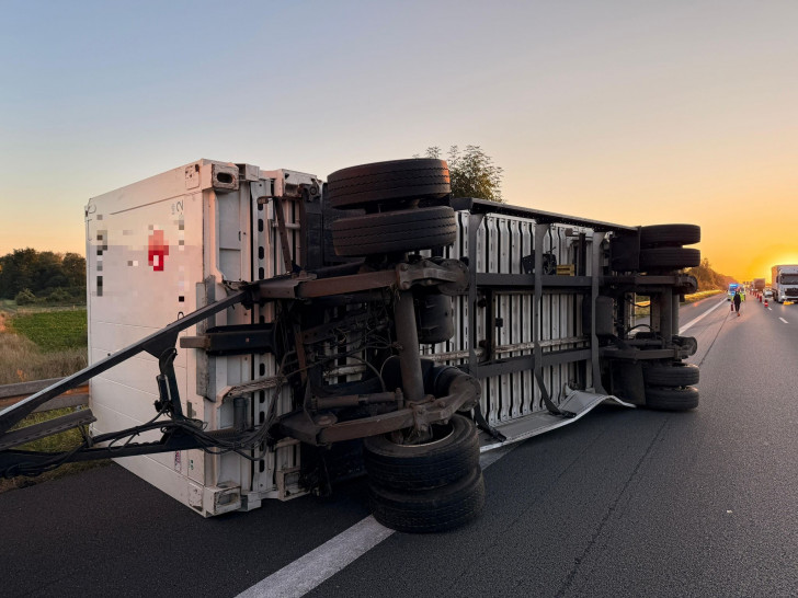 Der umgestürzte Anhänger.