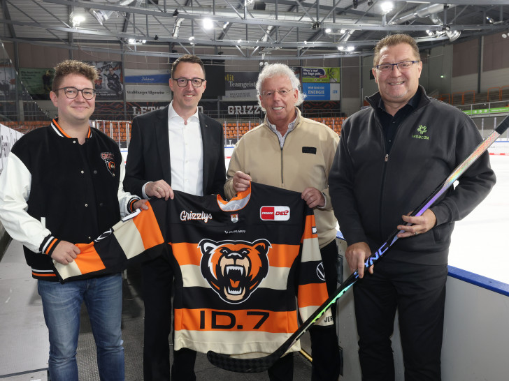Yannick Imler, Leiter Organisation & Marketing bei den Grizzlys, Dalibor Dreznjak, WOBCOM-Geschäftsführer, Karl-Heinz Fliegauf, Grizzly-Geschäftsführer und Thomas Schulz, WOBCOM-Abteilungsleiter (v. li.).   
