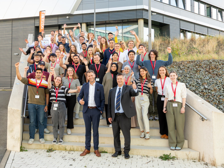 Teilnehmende der ersten Summer School „Automotive Circular Economy“ am Gemeinsamen Campus Wolfsburg mit Dennis Weilmann (Oberbürgermeister der Stadt Wolfsburg, vorne links) und Prof. Peter Hecker (Vizepräsident für Forschung, TU Braunschweig, vorne rechts).