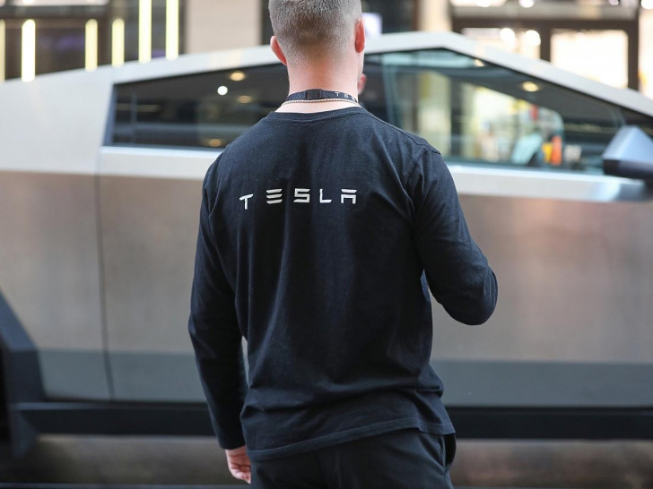 Tesla-Mitarbeiter vor Cybertruck (Archiv)