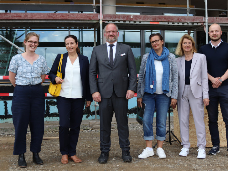 v.l.: Bundestagsabgeordnete Karoline Otte (Bündnis 90/Die Grünen), Dr. Martina Oelkers vom Landesamt für Bau und Liegenschaften, Marcus Rogge vom Staatlichen Baumanagement, Universitätspräsidentin Dr. Sylvia Schattauer, Bürgermeisterin Petra Emmerich-Kopatsch (SPD), Landtagsabgeordneter Christoph Willeke (SPD).