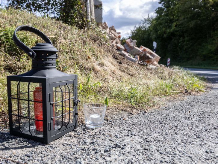 Bereits am Tag nach dem Unfall wurde am Unglücksort an den Verstorbenen gedacht.