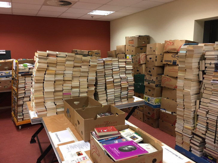 Die gesammelten Bücher werden für den Markt sortiert.