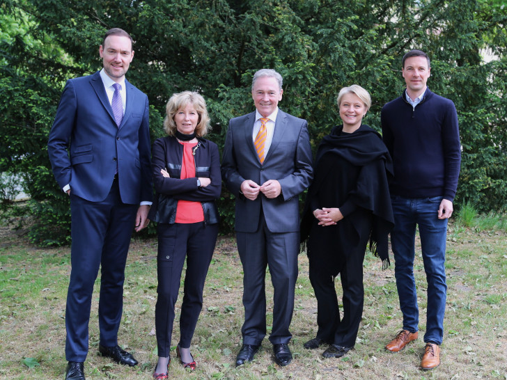 Von links: Stefan Riecher, Direktor der Braunschweiger Privatbank, Claudia Kayser, Leiterin der Direktion Wolfsburg der Volksbank BRAWO, Thomas Fast, Leiter der Direktion Gifhorn der Volksbank BRAWO und Vorstandsmitglied der Volksbank BRAWO Stiftung, Monika Schmidt, Geschäftsführerin der EngagementZentrum GmbH, einer gemeinwohlorientierten Tochtergesellschaft der Volksbank BRAWO, und Matthias Marx, zertifizierter Stiftungsberater und -manager bei der EngagementZentrum GmbH, sind beim ersten BRAWO Stiftungstag dabei.