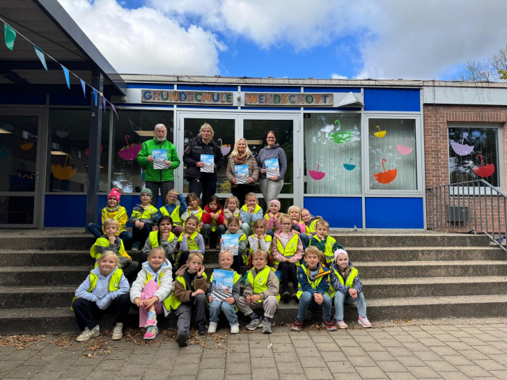 Klaus Seiffert und Silke Hitschfeld mit Schulleiterin Stephanie Neumann bei der Übergabe der Sicherheitspakete an die Schüler der Grundschule in Wendschott.