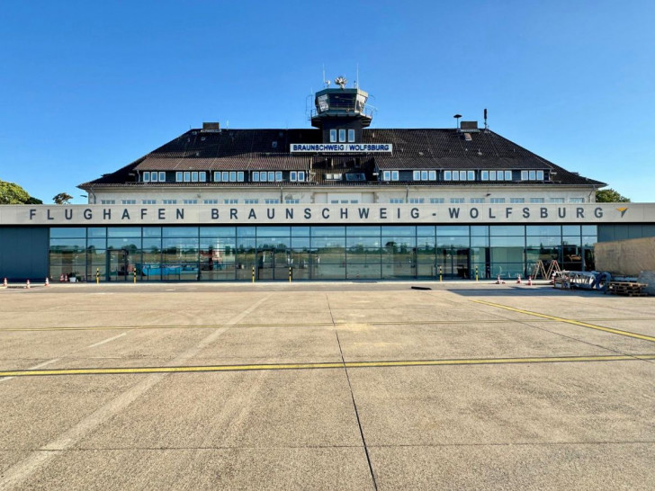 Das neue Terminal des Flughafens Braunschweig-Wolfsburg vom Vorfeld aus mit Blick auf das denkmalgeschützte Hauptgebäude. 
