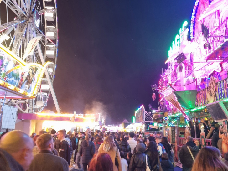 Am Abend ist die Herbstmesse besonders stimmungsvoll.