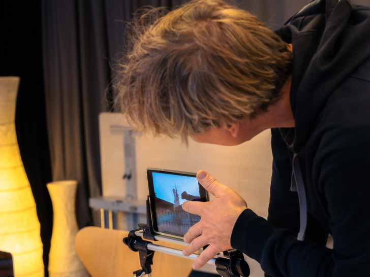 Aus den Fördermitteln wurde modernste Film-, Licht- und Tontechnik sowie iPads und VR-Brillen für den stationären und mobilen Einsatz angeschafft.