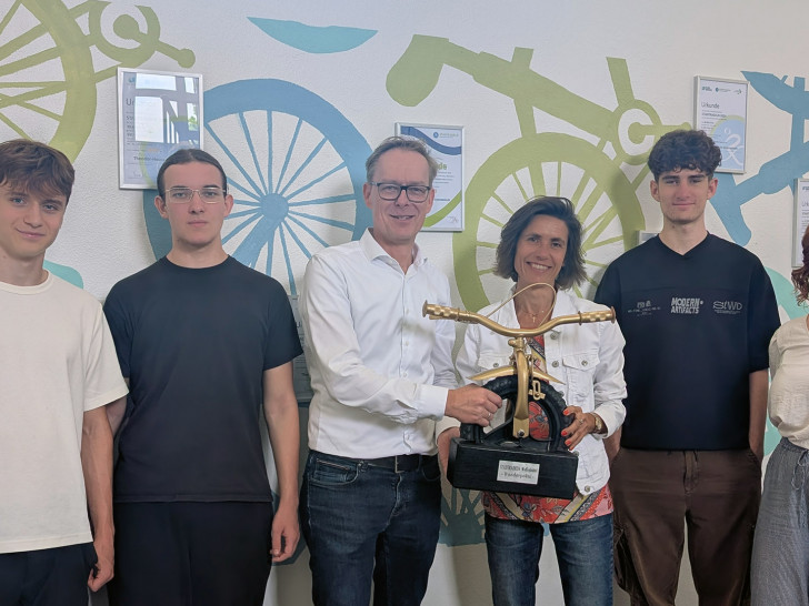 Stadtbaurat Klaus Benscheidt übergab den Pokal mit Valerie Agartir, der Radverkehrsbeauftragten der Stadt Wolfenbüttel, den Pokal.