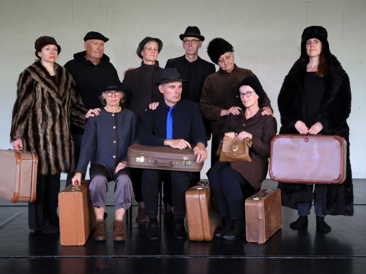 Die Theatergruppe "Schandelah United" spielt das Stück "Wandel" auf einem Hof in Schandelah.