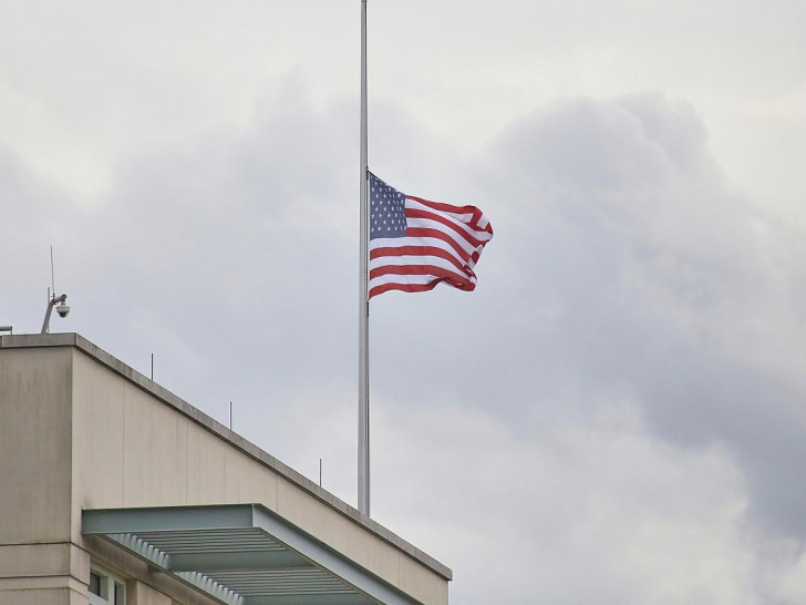 Fahne auf Halbmast an US-Botschaft am 13.09.2025