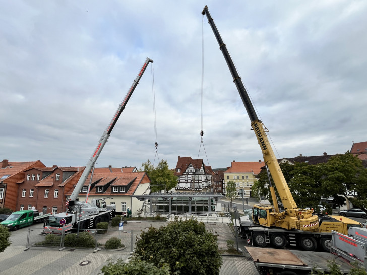 Mit zwei Kränen wurde das Dach montiert.