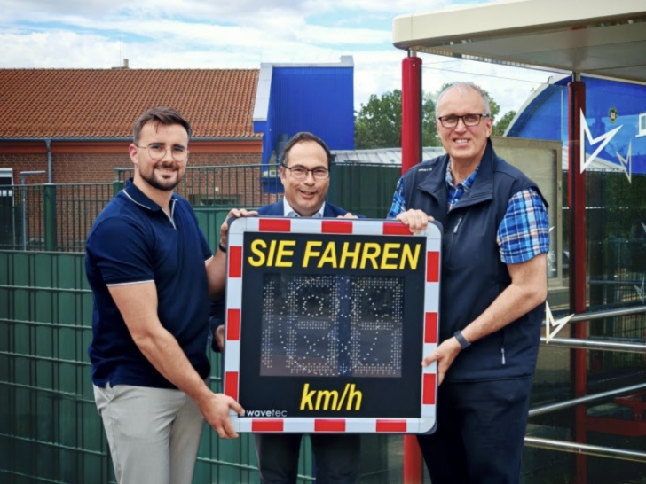 Jannis Sawin von Sawin Bauelemente, Bürgermeister Jochen Koslowski und Andreas Kautzsch von der B.I.G. (v. li.).