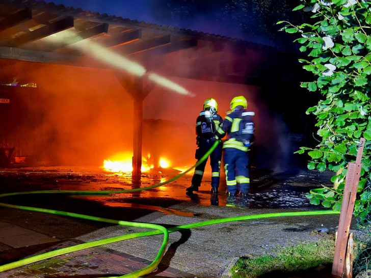 Carport-Brand in der Parkstraße in Hude (Archiv)