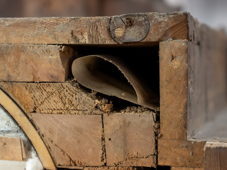Vitrinenschrank für das Braunschweiger Residenzschloss, Detail mit Hohlraum und Schriftstück.