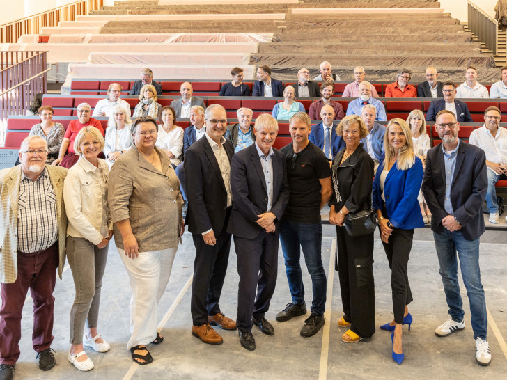 Ortsbürgermeister Werner Müller, Indra Bogdan (Vorsitzende des Kulturkreises Salzgitter e.V.), Schulleiterin Gym. Am Fredenberg Verena Akkermann, Staatssekretär Stephan Manke, Oberbürgermeister Frank Klingebiel, Bürgermeister Stefan Klein, Schulleiterin BBS Fredenberg Anja Wolfgram-Funke, Schulleiterin Hauptschule Fredenberg Aksana Tübke und Schulleiter Gottfried-Linke Realschule Niklas Nowacki (v. li.).