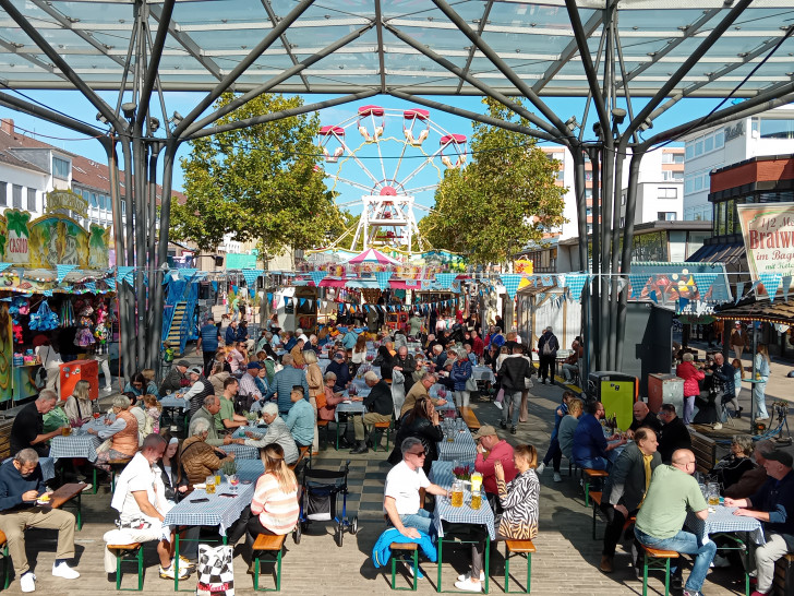 Brotzeit mit Mass auf dem Borkplatz.