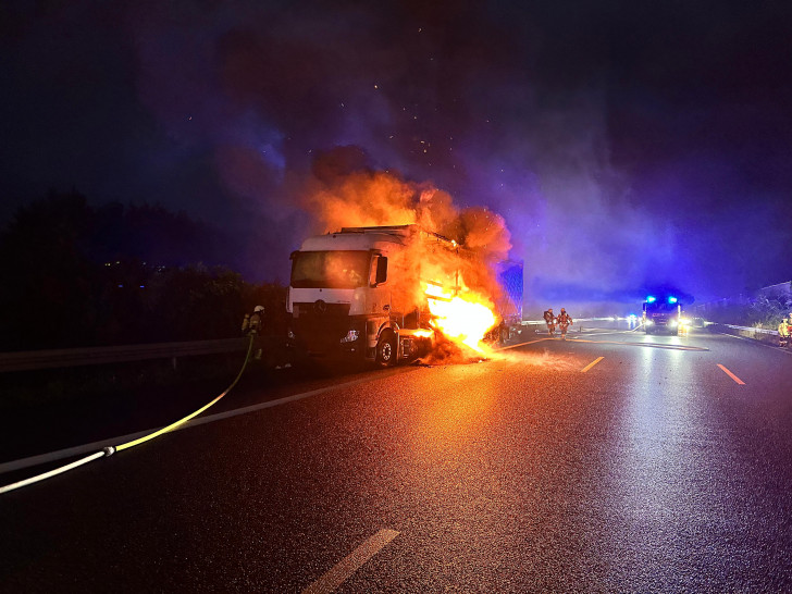 Der LKW ist in Vollbrand geraten.