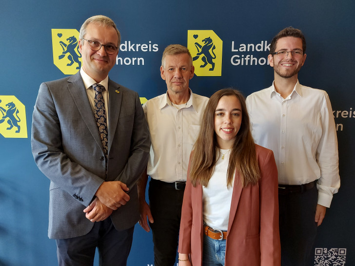 Die Glasfaserversorgung im Landkreis Gifhorn liegt über dem Bundesdurchschnitt. Laut Gigabitgrundbuch der Bundesnetzagentur verfügen bereits mehr als 75 Prozent aller Haushalte im Landkreis Gifhorn über einen Glasfaseranschluss. Über den aktuellen Stand informierten (von links) Dominik Meyer zu Schlochtern, Erster Kreisrat des Landkreises Gifhorn, Dirk Spieß, Leiter der Abteilung 10.2 – Regiebetrieb Breitbandausbau, Alexandra Winter, stellvertretende Leiterin der Abteilung 10.2 – Regiebetrieb Breitbandausbau, und Marcel Otte, Sachbearbeiter in der Abteilung 10.2 – Regiebetrieb Breitbandausbau.