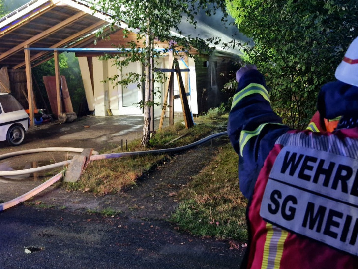 Am frühen Montagmorgen kam es in der Straße „Im Nieland“ zu einem Brand in einem Carport.