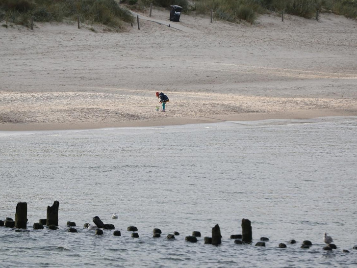 Kind spielt am Strand