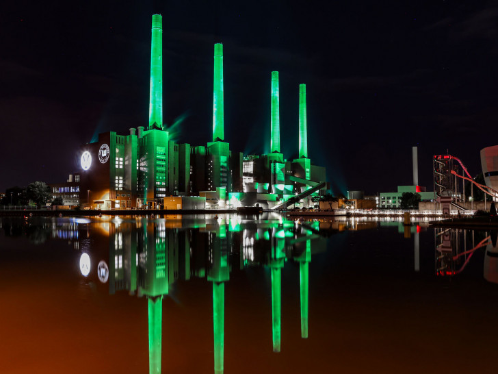 Das beleuchtete Kraftwerk.