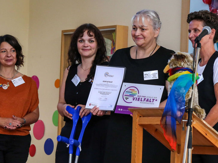 Schulleiterin Claudia Rudat nahm Zertifikat und Plakette von der Landeskoordinatorin Sandra Wolf (rechts) entgegen. Mit dabei sind auch Sozialpädagogin Claudia Rabe-Thiem und Sozialarbeiterin Katja Ernst.