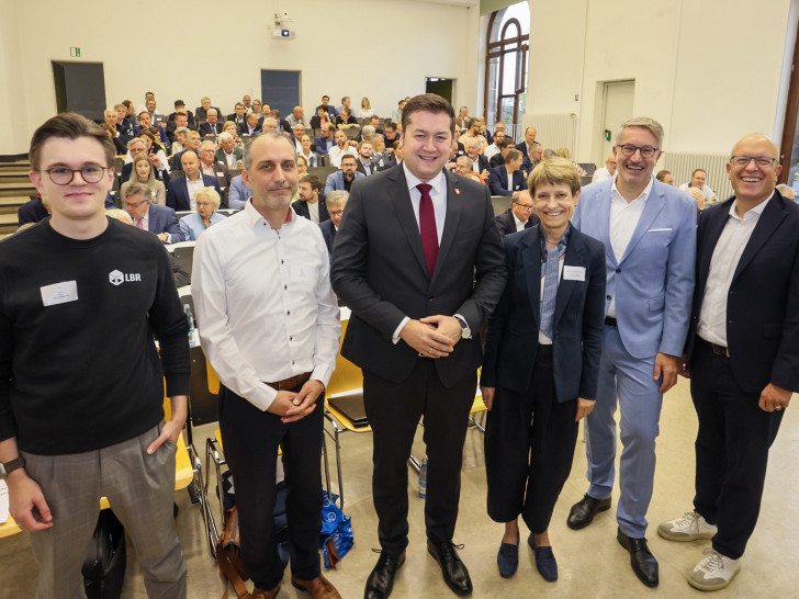 v.r.n.l.: Prof. Dr. Christoph Herrmann (TU Braunschweig), Gerold Leppa (Braunschweig Zukunft GmbH), TU-Präsidentin Prof. Dr. Angela Ittel, Oberbürgermeister Dr. Thorsten Kornblum, Dr. Fabian Preller (INVENT GmbH) und Marcus Rauch (LBR.Manufacturing) gaben vor rund 120 Gästen beim 41. Unternehmergespräch Einblicke in Technologietransfer und Digitale Produktion.