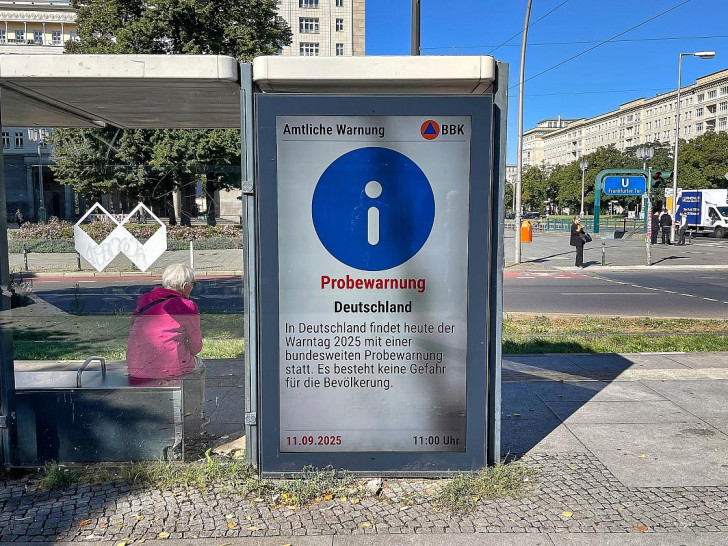 Probealarm auf einer digitalen Werbetafel am 11.09.2025