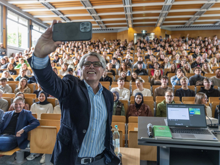 Prof. Dr. Harald Rau, Dekan der Fakultät Verkehr, Sport, Tourismus, Medien, machte ein Selfie mit den Erstsemestern.