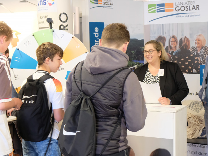 Die Berufsstarterbörse AOK & Studienmesse ist aus dem jährlichen Veranstaltungskalender nicht mehr wegzudenken. Mehr als 100 Aussteller werden sich am 24. und 25. September im Kreishaus präsentieren und den Schülerinnen und Schülern die vielfältigen Berufs- und Ausbildungs- und Studienmöglichkeiten aufzeigen. Der Landkreis Goslar ist selbstverständlich ebenfalls mit einem Stand vertreten.