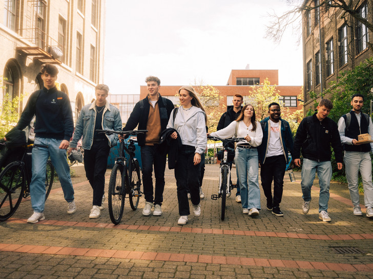 Für verschiedene zulassungsbeschränkte Studienplätze gibt es jetzt Losverfahren zum Wintersemester 2024/25. Außerdem können sich Studieninteressierte noch für zulassungsfreie grundständige Studiengänge einschreiben.