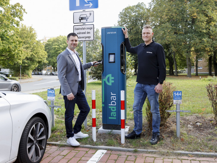 Ein Schritt in Richtung nachhaltiger Mobilität: Richard Harrison Schulz, Vonovia Regionalleiter in Braunschweig (links), und Christian Dotzek, Projektleiter Ladeinfrastruktur bei Vonovia, testen die neuen E-Ladesäulen im Quartier. 