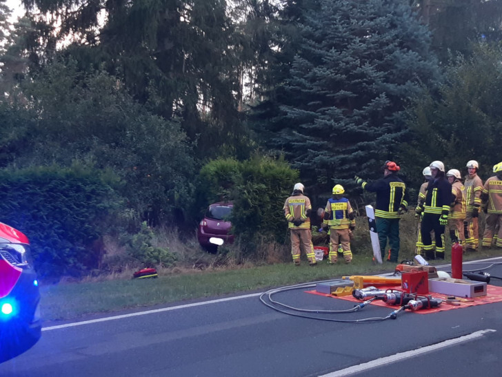 Ein Auto ist am Freitagabend in Velpke von der Straße abgekommen,