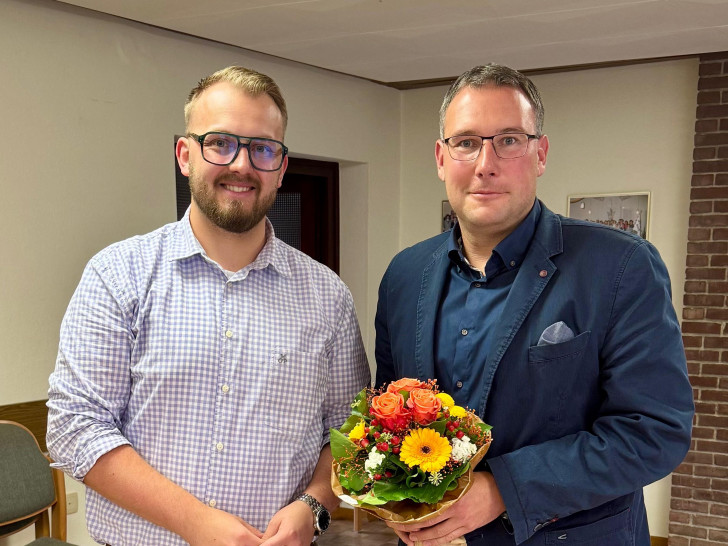 Maximilian Ganselweit, Vorsitzender CDU-Samtgemeindeverband Grasleben, gratuliert Bürgermeisterkandidat Sebastian Werner.
