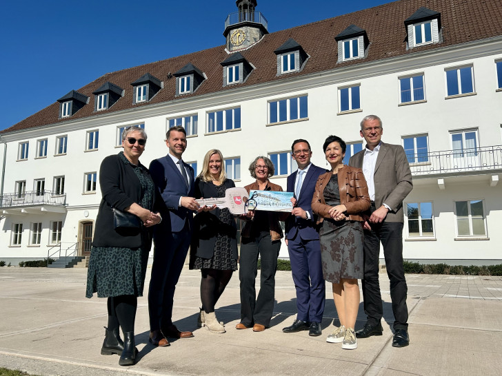 Die Schlüsselübergabe des Staatlichen Baumanagements Braunschweig vertreten durch Anke Westphal an Ostfalia-Präsidentin Prof. Dr. Julia Siegmüller.  (V.l.n.r.) Stadträtin für Jugend, Bildung, Integration und Soziales der Stadt Wolfsburg Iris Bothe, Oberbürgermeister Dennis Weilmann, Ostfalia-Präsidentin Prof. Dr. Julia Siegmüller, Anke Westphal vom Staatlichen Baumanagement Braunschweig, Niedersächsischer Minister für Wissenschaft und Kultur Falko Mohrs, Landtagsabgeordnete Immacolata Glosemeyer und Kai-Uwe Hirschheide, Erster Stadtrat und Stadtbaurat.