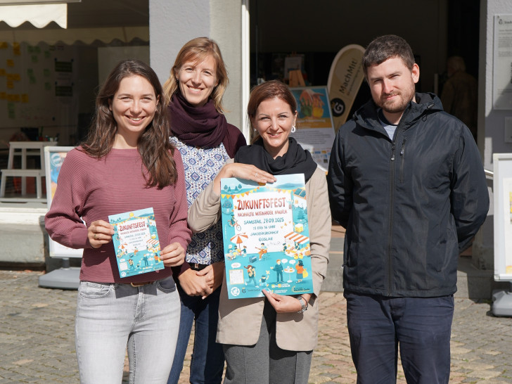 Elisa Nestmann (Klimaschutzmanagerin des Landkreises Goslar), Nikola Einhorn (Kreisvolkshochschule Goslar) und Kaja-Vanessa Woisik sowie Christian Warzecha (MachMit!Haus der Stadt Goslar) (von links) werben gemeinsam für das Zukunftsfest am 27. September.