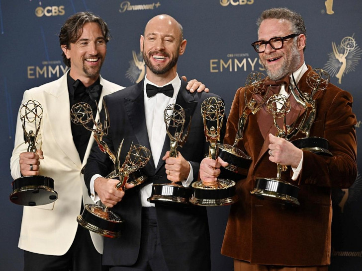 James Weaver, Evan Goldberg und Seth Rogen mit ihren Emmys am 14.09.2025