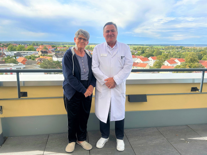 Patientin Renate Maß und Chefarzt Olivier Böhm.