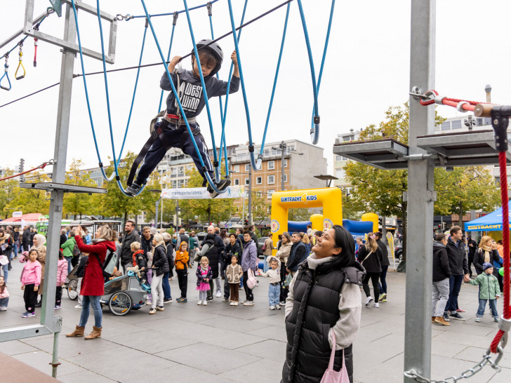 Hoch hinaus beim diesjährigen Highlight von Volkswagen Financial Services: In der Adrenalin-Erlebniswelt klettern Kinder gut gesichert durch den Hochseilgarten. 