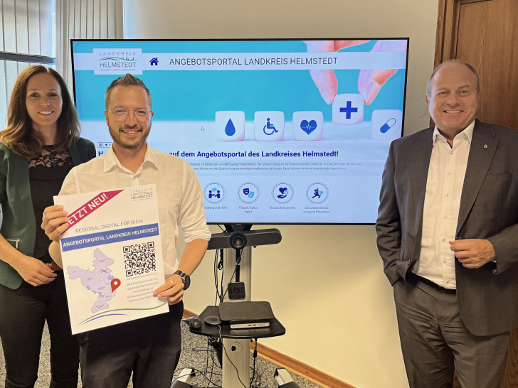 v.l.: Lara-Jane Isermeyer (Vorständin für Soziales, Jugend und Gesundheit) Marc Wilheine (Gesundheitskoordinator) und Landrat Gerhard Radeck starten symbolisch das neue Angebotsportal.