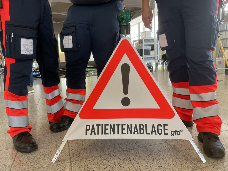Die Rettungskräfte der Malteser stellten auch die neue Patientenablage vor.